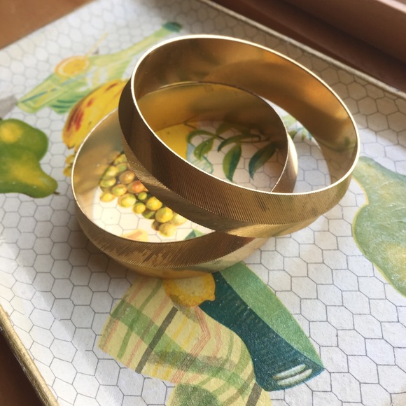 Vintage 2pc set Monet signed gold tone bracelets - Picture 2 of 8